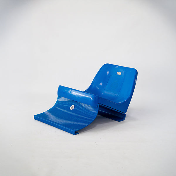 Asiento Original del Estadio Santiago Bernabéu con soporte de pared. Escudo del Real Madrid.