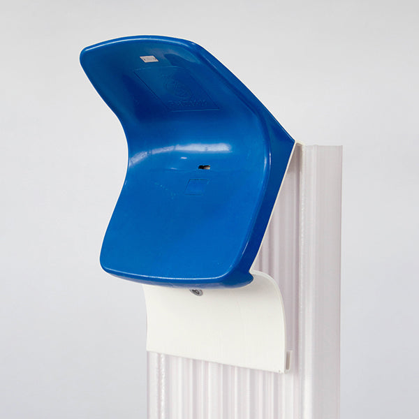 Asiento Original del Estadio Santiago Bernabéu con soporte de pared. Escudo del Real Madrid.