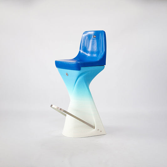 Asiento Original del Estadio Santiago Bernabéu con Taburete de impresión 3D. Escudo del Real Madrid