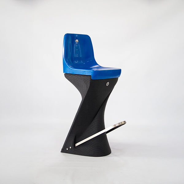 Asiento Original del Estadio Santiago Bernabéu con Taburete de impresión 3D. Escudo del Real Madrid. Edición carbono.