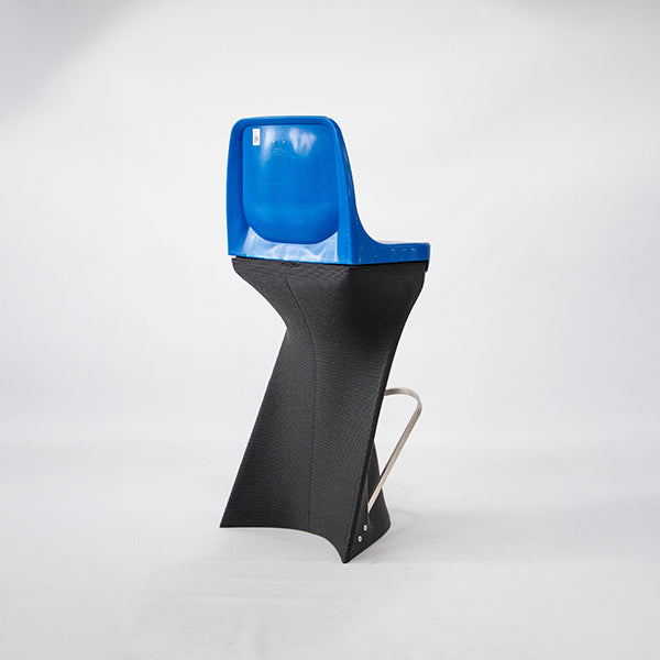 Asiento Original del Estadio Santiago Bernabéu con Taburete de impresión 3D. Escudo del Real Madrid. Edición carbono.