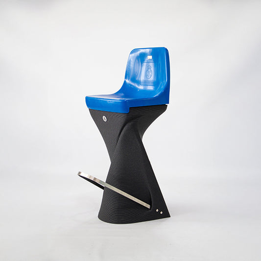 Asiento Original del Estadio Santiago Bernabéu con Taburete de impresión 3D. Escudo del Real Madrid. Edición carbono.