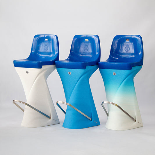 Asiento Original del Estadio Santiago Bernabéu con Taburete de impresión 3D. Escudo del Real Madrid